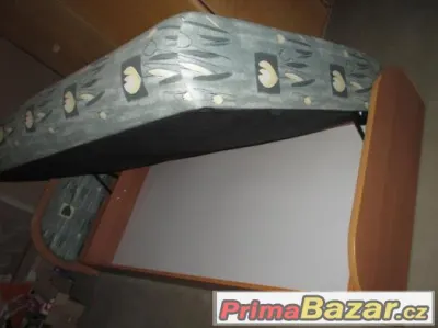 postel s úložným prostorem