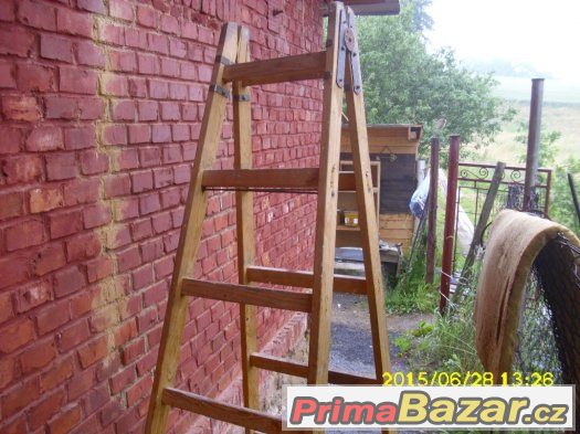 prodám ocelový rozkládací žebřík a dřevěné štafle – fotografie 1