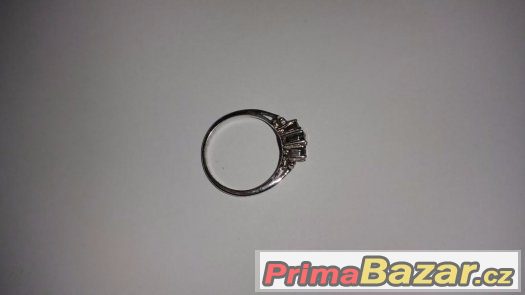 Prodám dámský prsten se zeleným safírem a kartičkou původu – fotografie 3