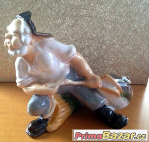 Keramická figurka rybáře podle návrhu Jana Kutálka – fotografie 1