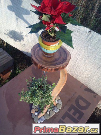 Ručně vyráběný dřevěný květinový stolek – fotografie 4