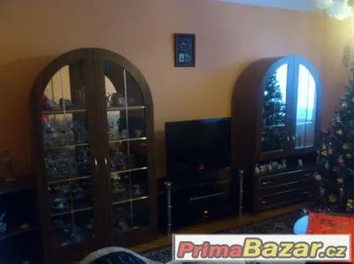 Starší obývací stěna