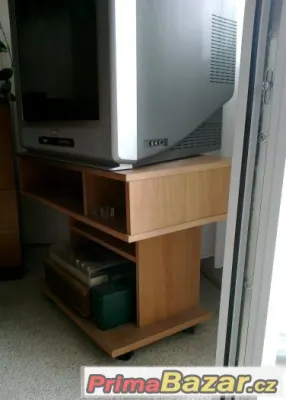 Stolek na kolečkách pod televizi
