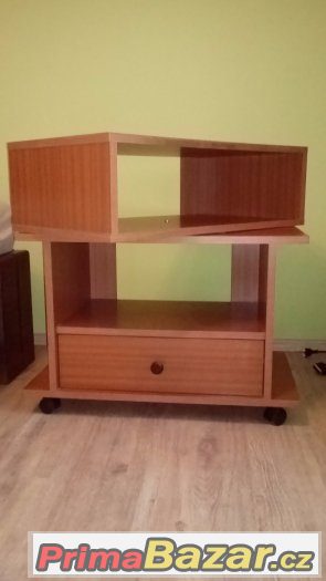 TV stolek na kolečkách – fotografie 2