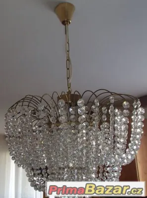 Dva stejné křišťálové lustry Preciosa.