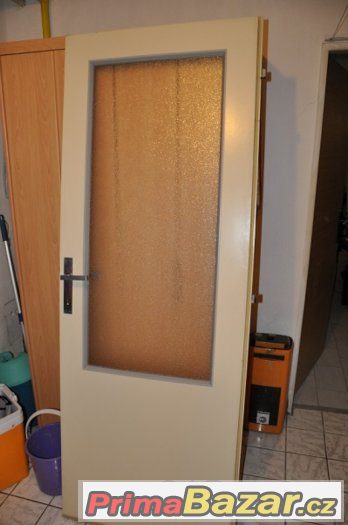 Prodám velmi levně pěkné bílé interierové dveře s kováním – fotografie 1