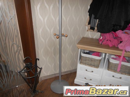 VĚŠÁK STOJANOVÝ ŠEDO-STŘÍBRNÝ -JAKO NOVÝ – fotografie 2