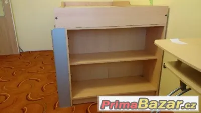 Dětská postel se stolem a matrací