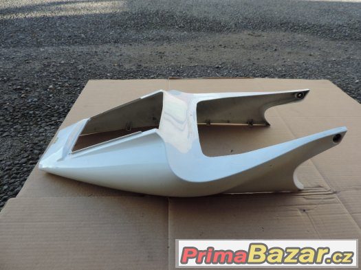 Podsedlový plast a zadní světlo Yamaha R1 02 – fotografie 2