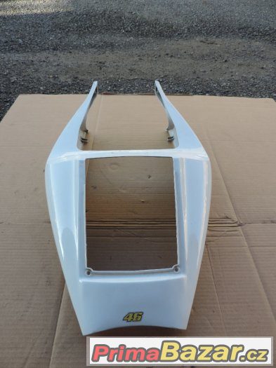 Podsedlový plast a zadní světlo Yamaha R1 02 – fotografie 3