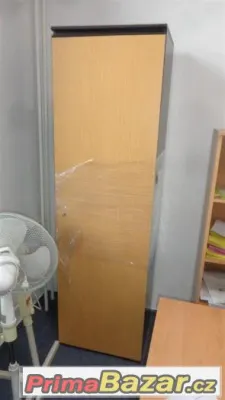 Skříň Na Zámek S Policemi