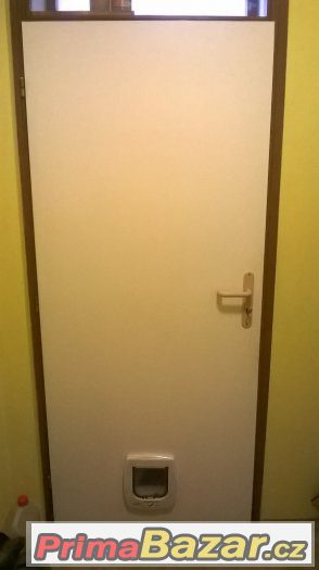 Levé dveře šíře 80 cm bílé s průchodem pro zvíře, Vsetín – fotografie 3