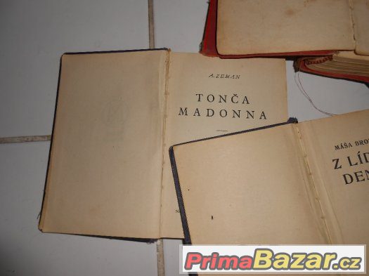 Červená a modrá knihovna – fotografie 4
