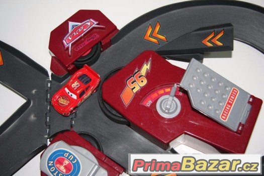 Elektrická autodráha zn.The Cars vč.autíčka Lighting McQueen – fotografie 2