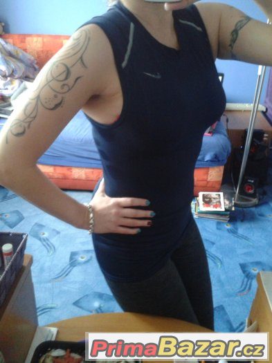Funkční triko Nike tmavě modré unisex, vel L , spíš S/M – fotografie 2