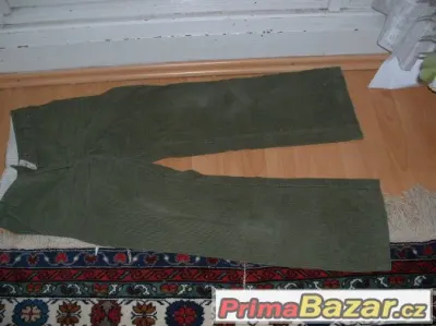 Zelené manžestráky.