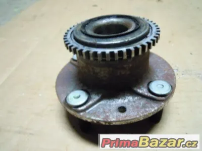 Mazda 323 BJ, r.v. 98 - 03 - náboj zadního kola