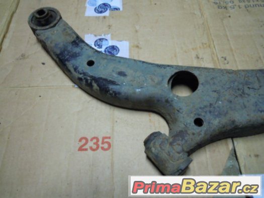 Mazda 323 BJ, r.v. 98 - 03 - levé rameno přední nápravy – fotografie 4