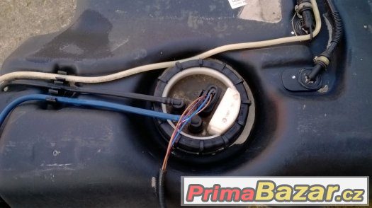 Octavia 1 sedan palivová nádrž s čerpadlem  benzín – fotografie 2