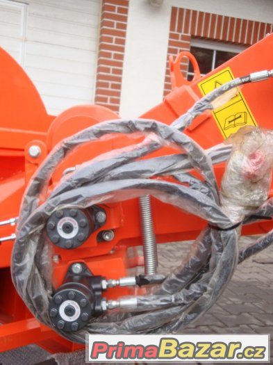 Štěpkovač BX62R s hydraulickým posuvem větví 15 cm, drtič – fotografie 3