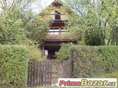 Prodám pěknou chatu na kopci u lesa s výhledem na okolí.