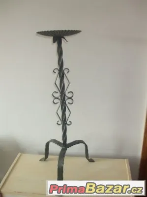 kovový svícen