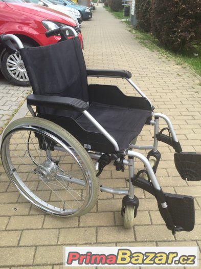 Invalidni vozik meyra 48 s brzdama pro doprovod – fotografie 1