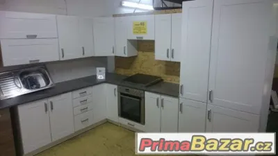 Nepoužitá kuchyňská linka se spotřebiči