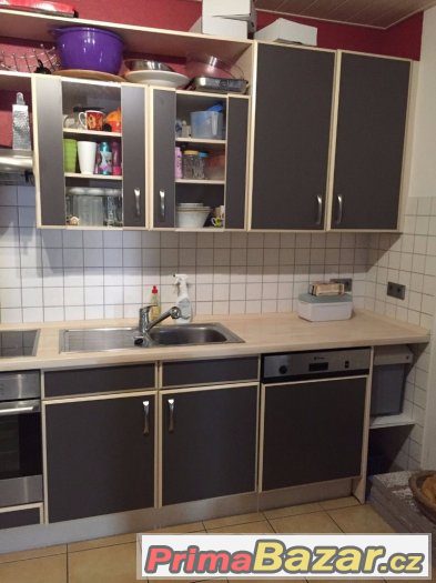 Kuchyňská linka se všemi spotřebiči – fotografie 1