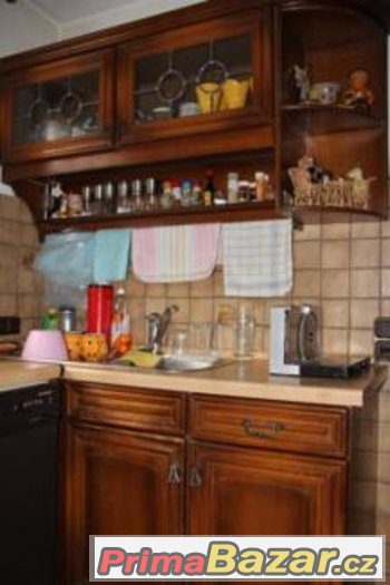 Rustikální kuchyně se všemi spotřebiči – fotografie 3