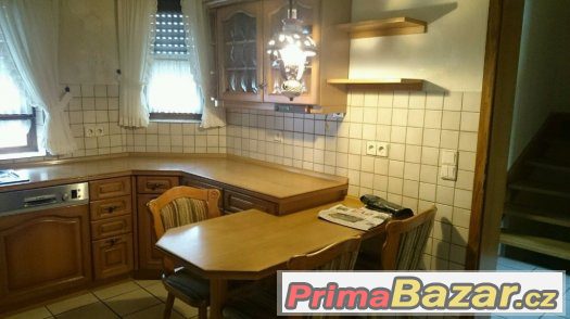 Rustikální kuchyně se všemi spotřebiči – fotografie 4