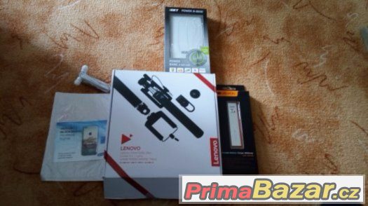 Selfie tyč, powerbanka, sluchátka,vše je nepoužité – fotografie 3