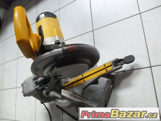 DeWalt DW717 Pokosová pila- dřevo,plast,hlinik – fotografie 2