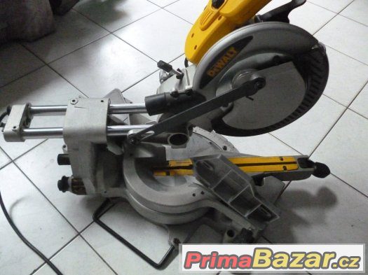 DeWalt DW717 Pokosová pila- dřevo,plast,hlinik – fotografie 5