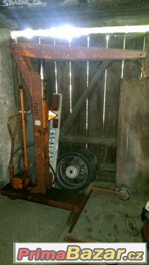 vysokozdvižný vozík / hydraulický olejový zvedák / žirafa – fotografie 1