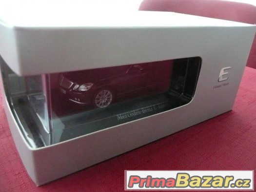 Mercedes Benz E-Klasse T-model hnědý, nový 1:43 – fotografie 3