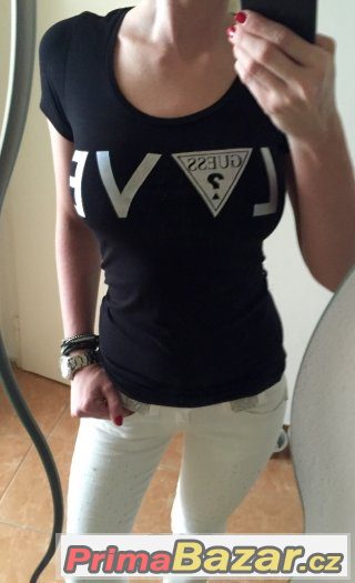 GUESS original krasne tricko s metalickym napisem Love – fotografie 4