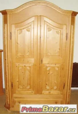 Selská šatní skříň z borovice ( polomasiv )