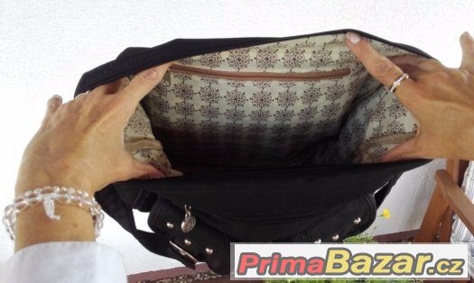 Černá prostorná crossbody taška / kabelka – fotografie 3