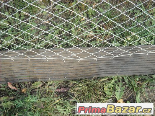 Gumové pásy pod plot – fotografie 1