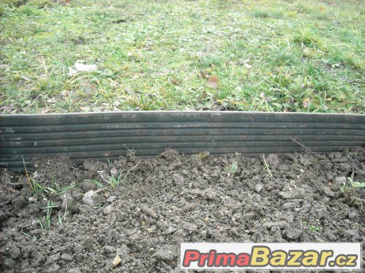 Gumové pásy pod plot – fotografie 2