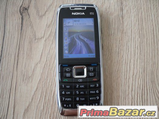 Nokia E51,klasický tlačítkový telefon,perfektní stav. – fotografie 1