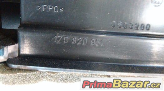 Škoda Octavia II, ofuky palubní desky – fotografie 4
