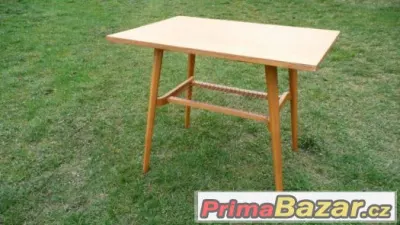 Retro stolek pod televizi