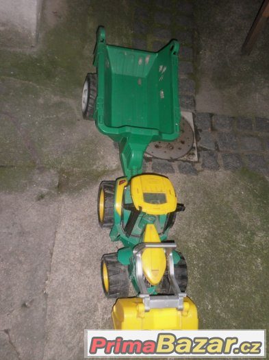velký traktor  s vlekem – fotografie 1