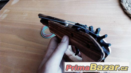 Dřevěná vyřezávaná pistole pro metání gumiček – fotografie 3