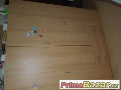 šatní skříň čtyřdveřová