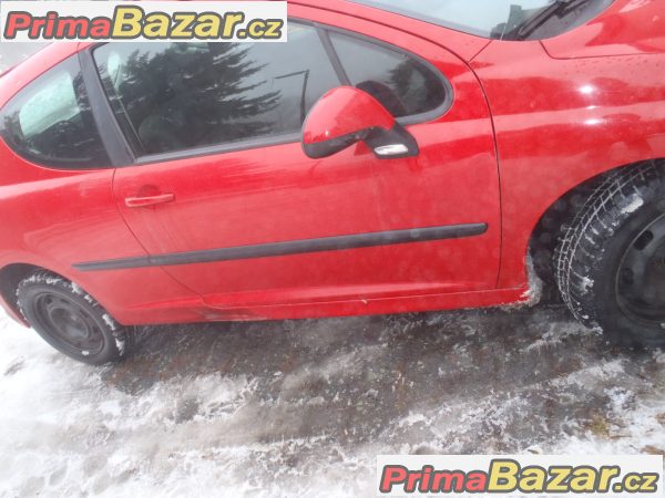 peugeot 207 1.4be 65kw pri parkovani poskozen – fotografie 6
