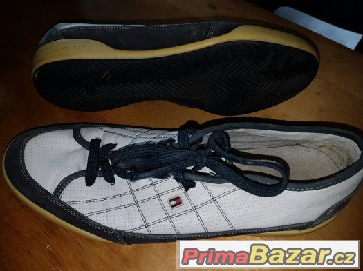 znackove nosene tomy hilfiger – fotografie 1