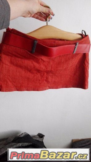 červená mini sukně s páskem – fotografie 2